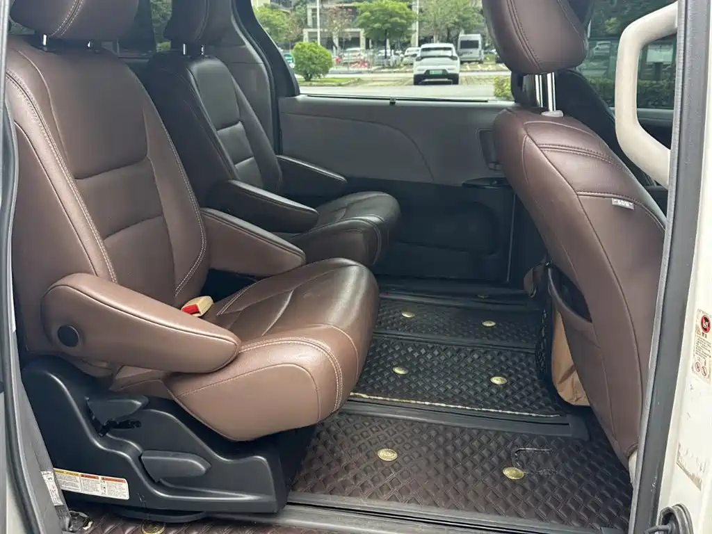 Toyota Sienna 2018 — фото 10