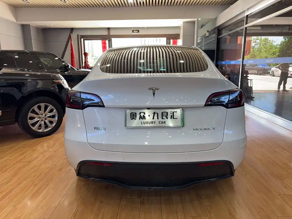 Tesla Model Y 2023 — фото 10