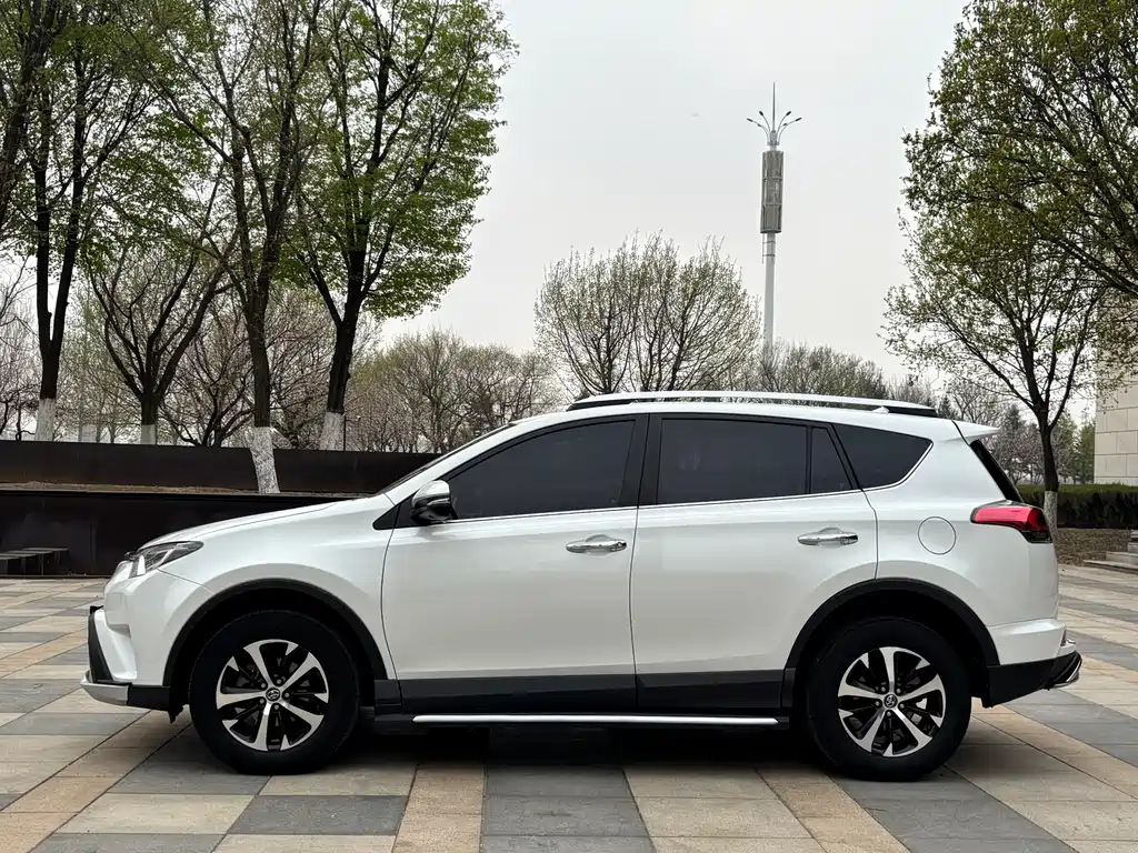 Toyota RAV4 2018 — фото 3