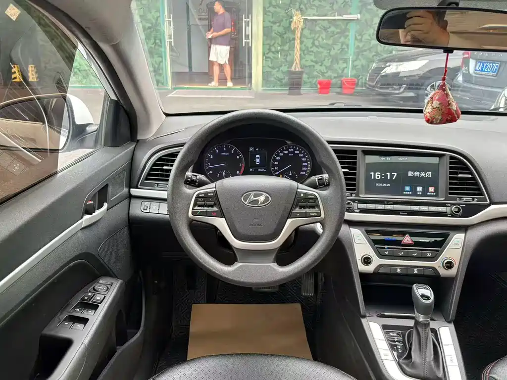 Hyundai Elantra 2019 — фото 8