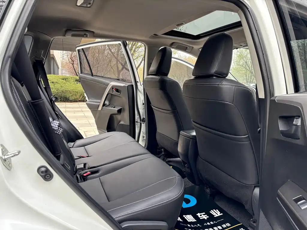 Toyota RAV4 2018 — фото 19