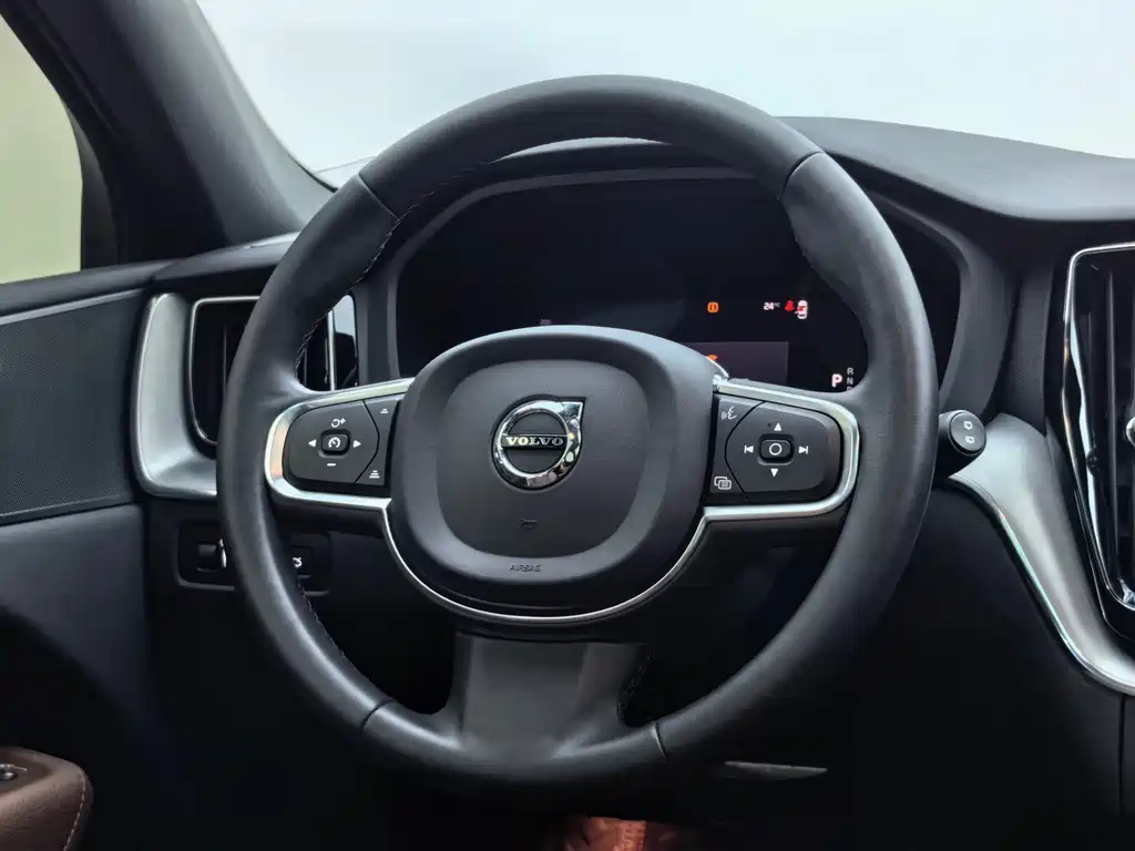 Volvo XC60 2022 — фото 15