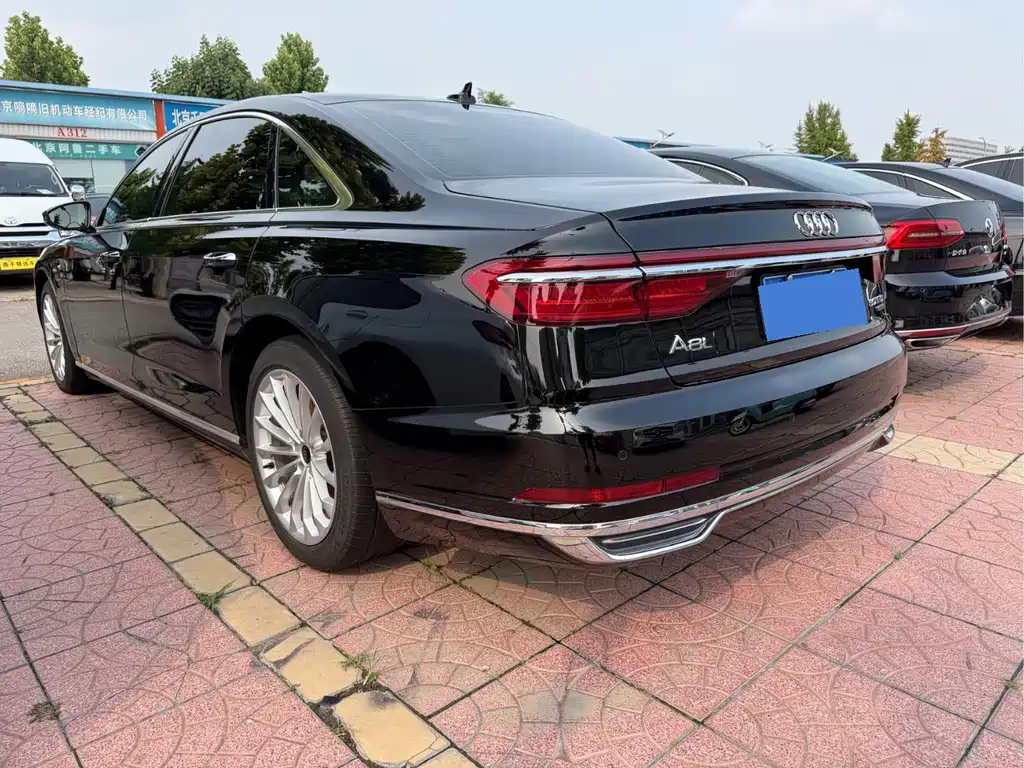 Audi A8 2022 — фото 17