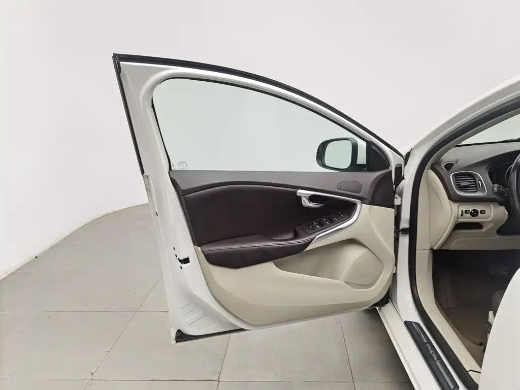 Volvo V40 2015 — фото 8