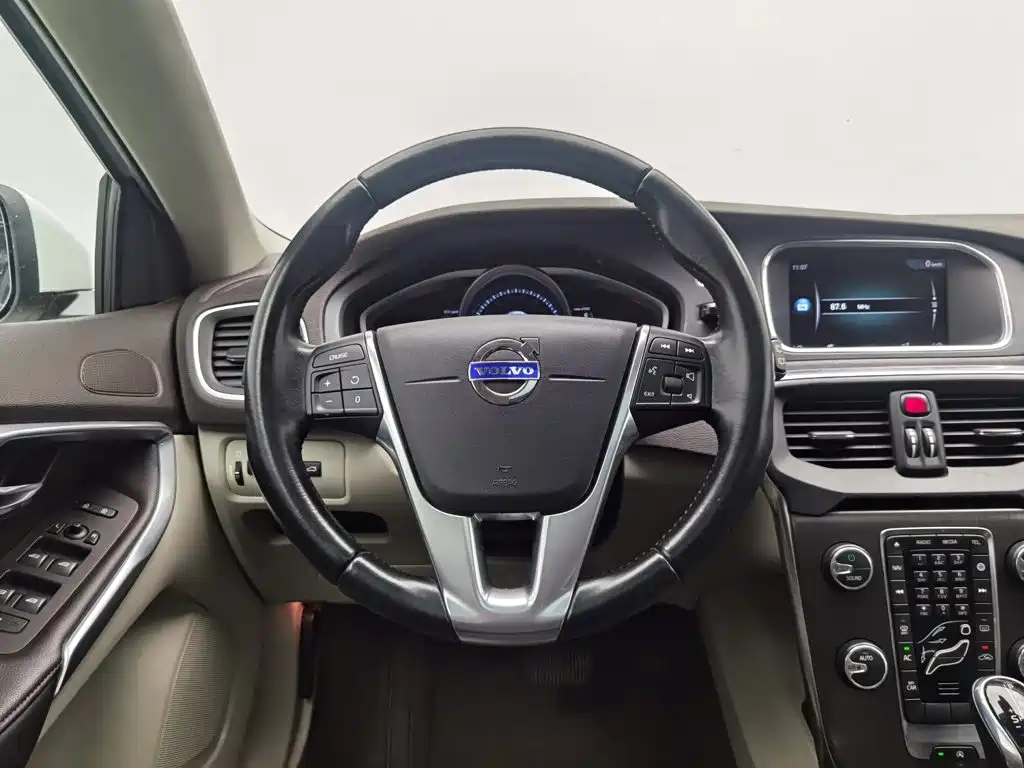 Volvo V40 2015 — фото 11
