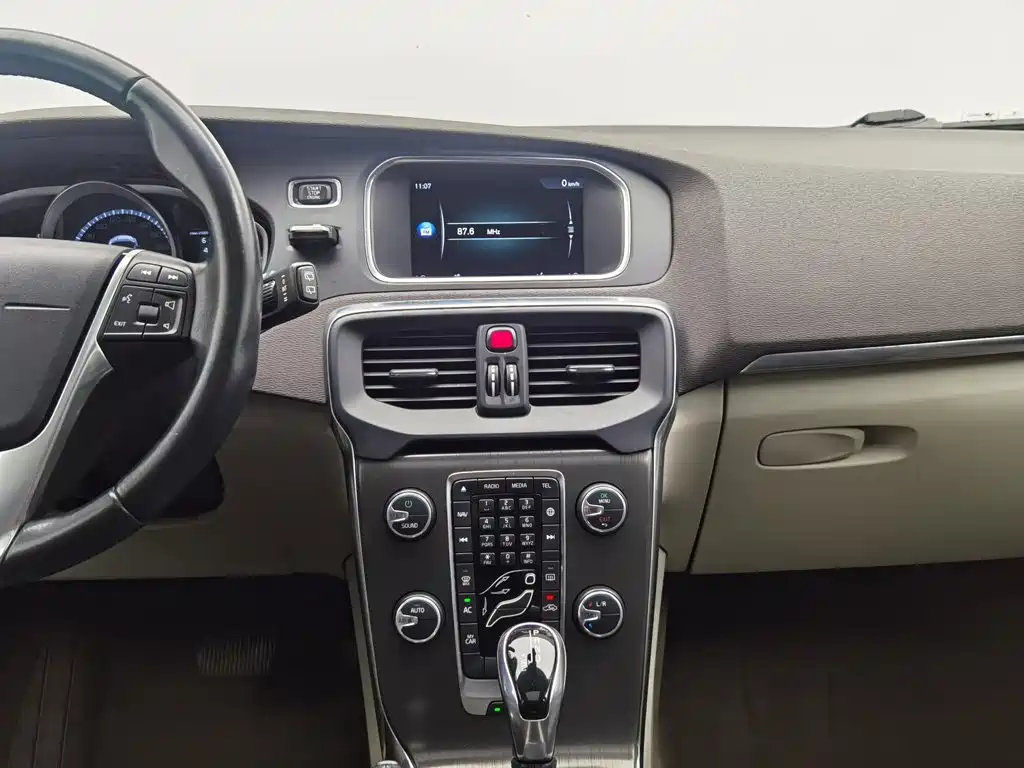 Volvo V40 2015 — фото 12