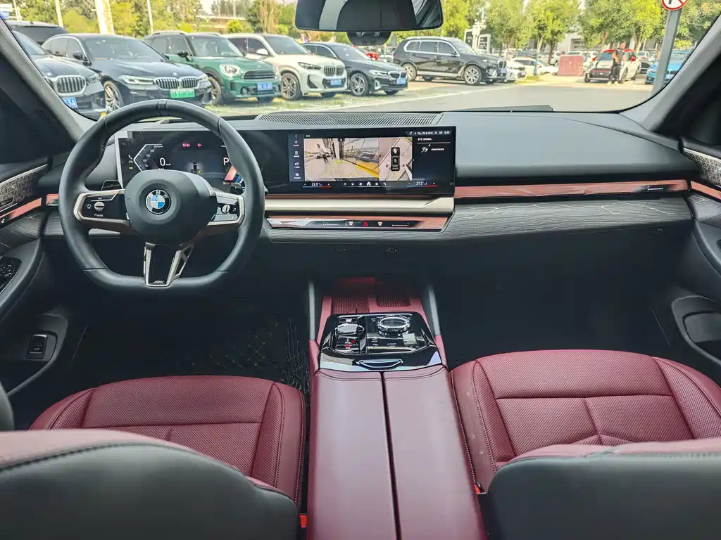 BMW 5 Series 2025 — фото 10