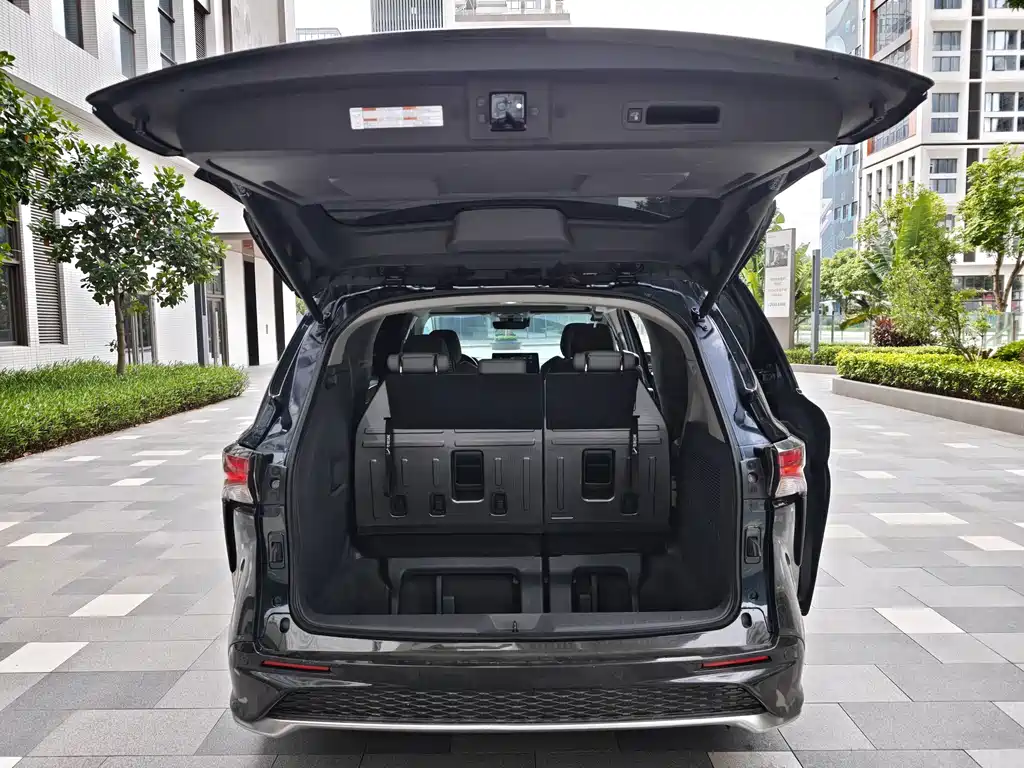 Toyota Granvia 2023 — фото 12