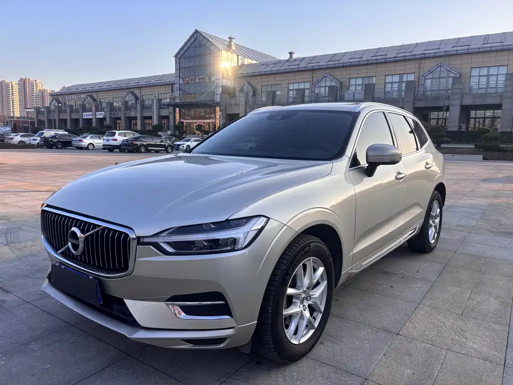 Volvo XC60 2021 — фото 1