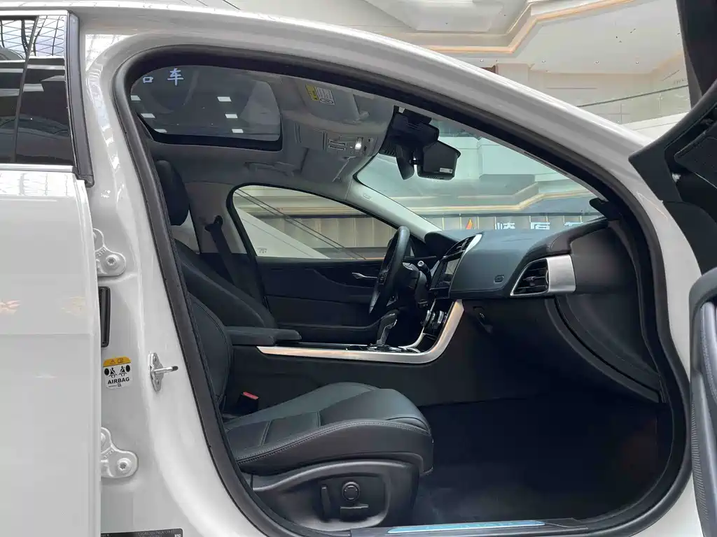 Jaguar XEL 2023 — фото 10