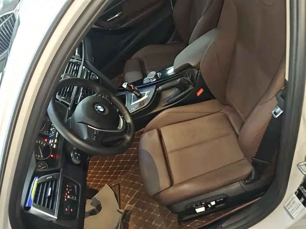 BMW 3 Series 2019 — фото 15