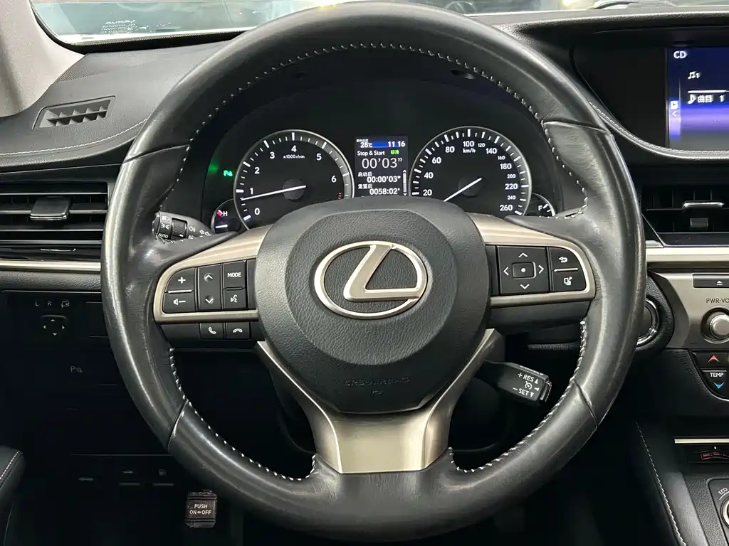 Lexus ES 2018 — фото 16