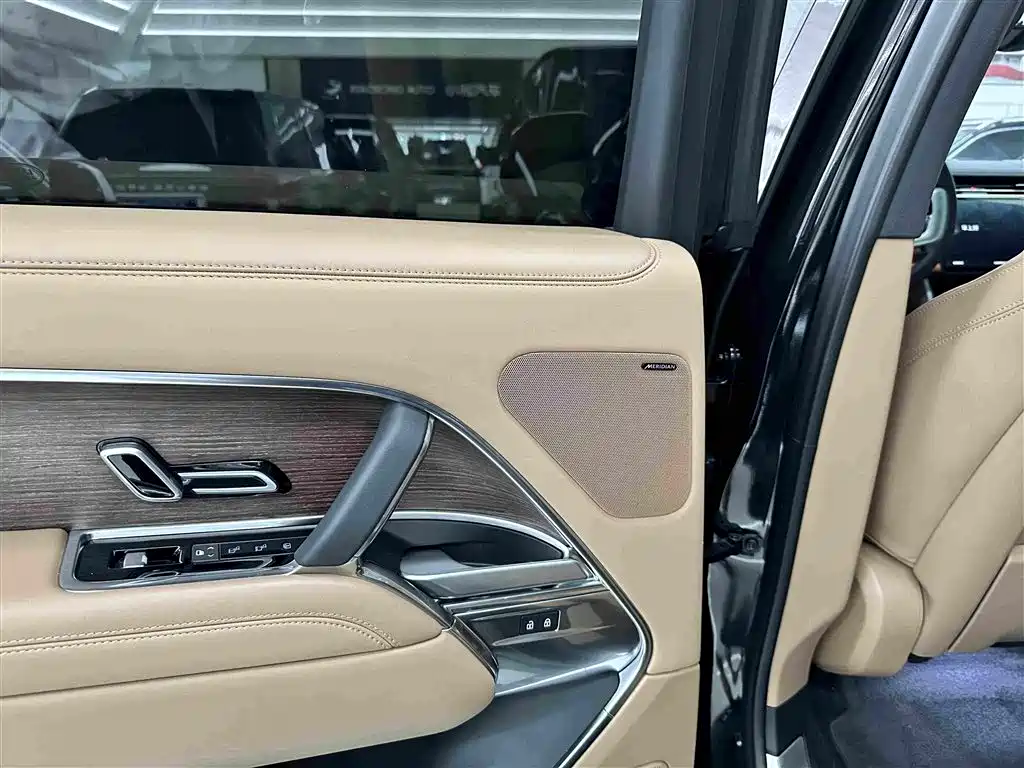 Land Rover Range Rover 2023 — фото 18
