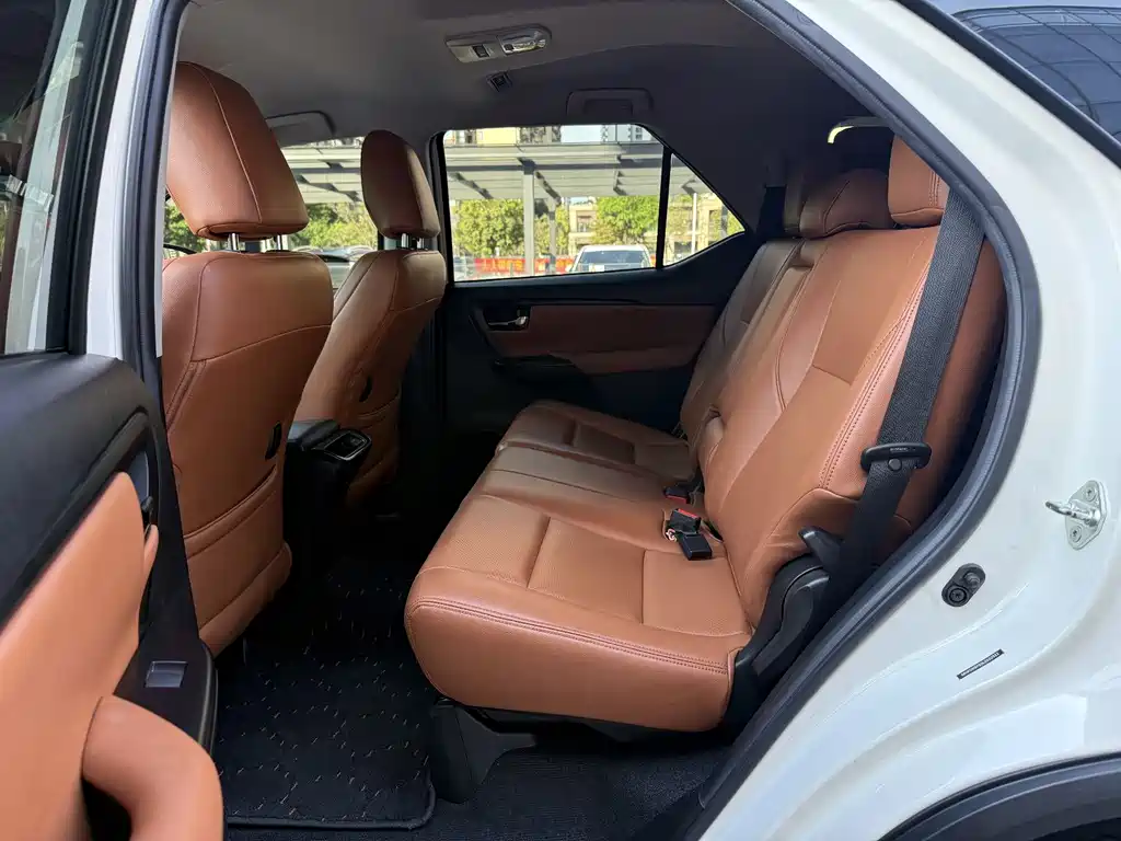 Toyota Fortuner 2020 — фото 15