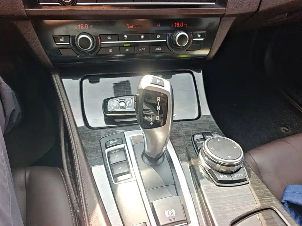 BMW 5 Series 2015 — фото 14