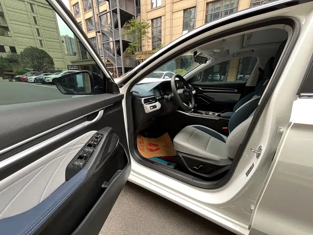 Geely Emgrand 2023