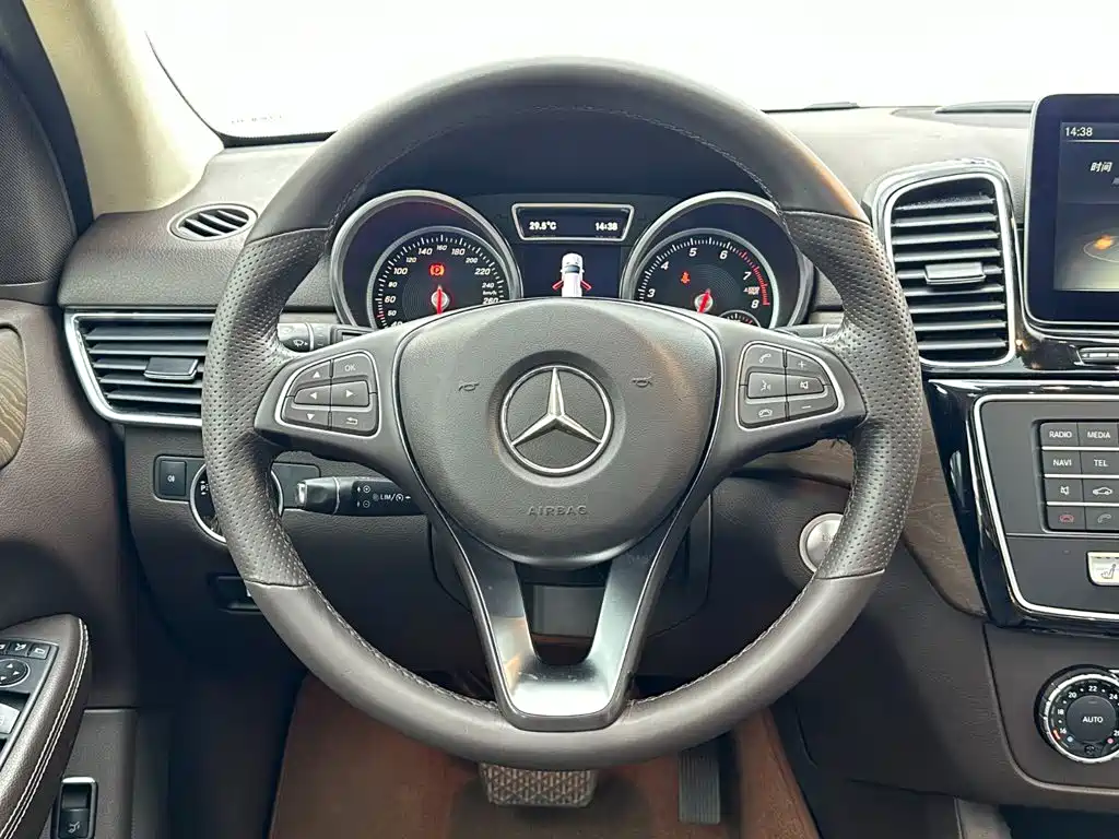 Mercedes-Benz GLE 2017 — фото 18