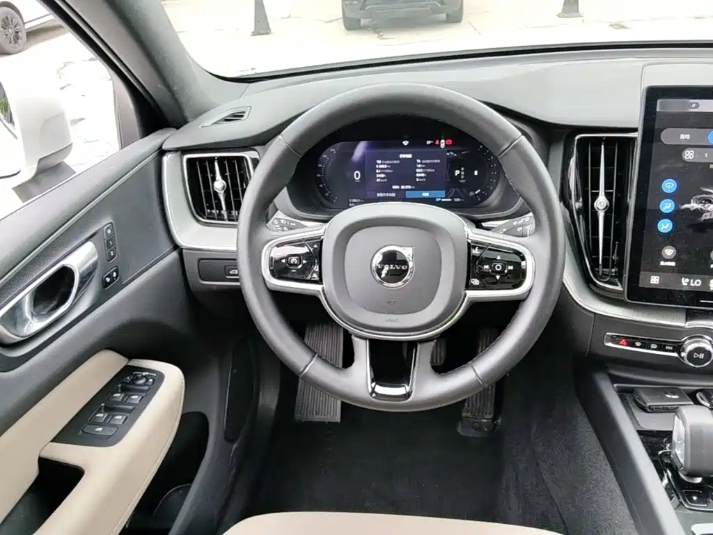 Volvo XC60 2025 — фото 11