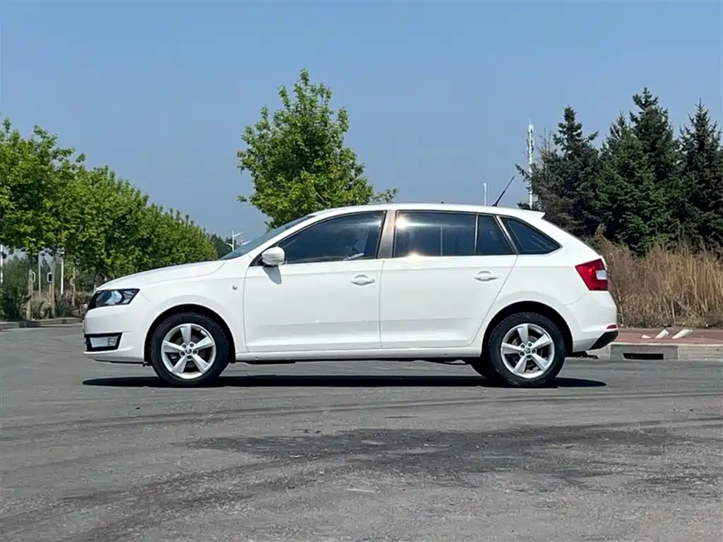 Skoda Rapid Spaceback 2017 — фото 12