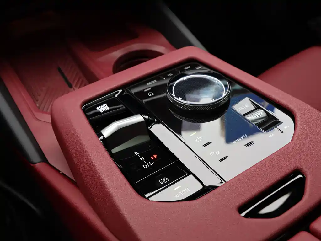 BMW 5 Series 2025 — фото 17