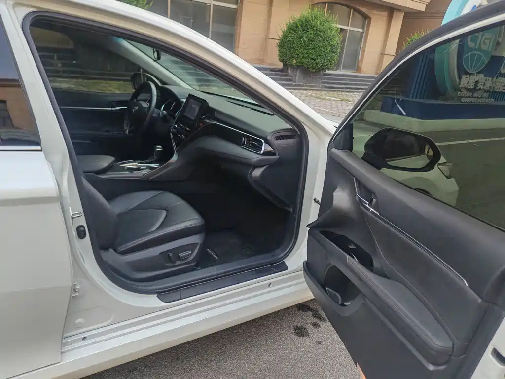 Toyota Camry 2022 — фото 18