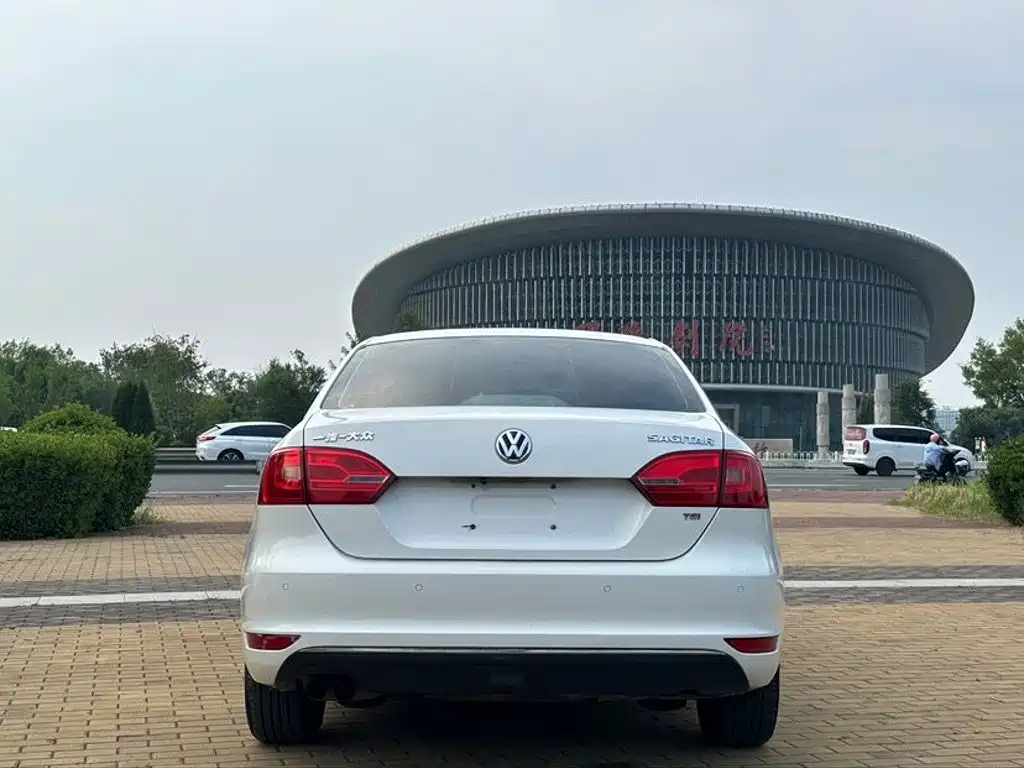 Volkswagen Sagitar 2012