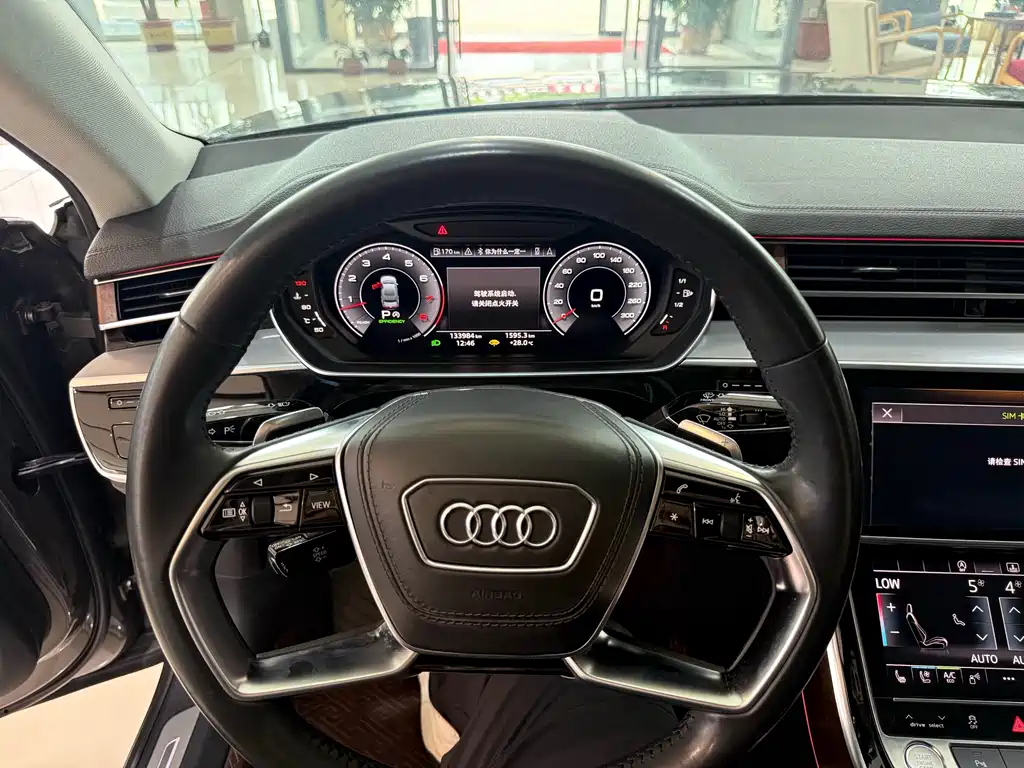 Audi A8 2018 — фото 14