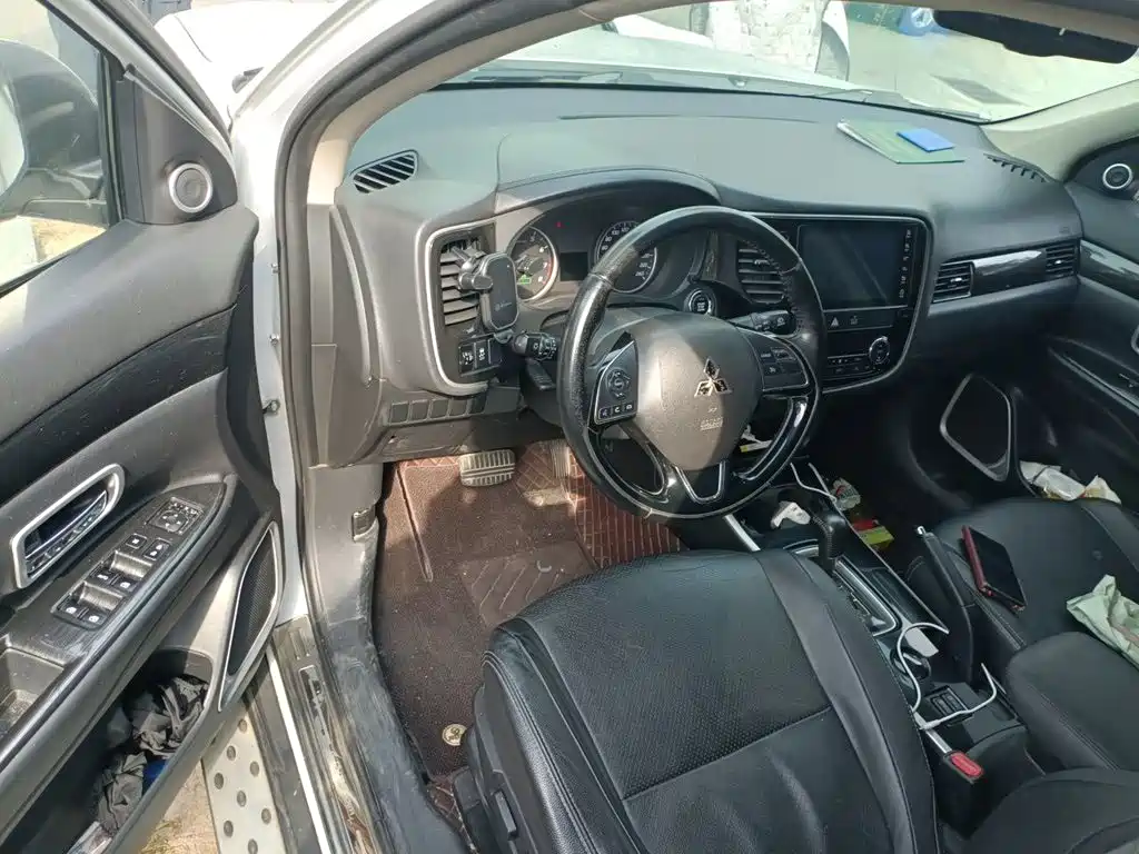 Mitsubishi Outlander 2018 — фото 17
