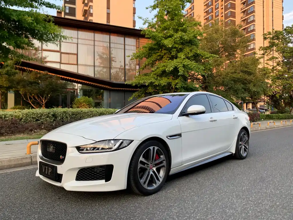 Jaguar XE 2017 — фото 1