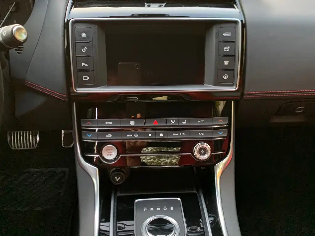Jaguar XE 2017 — фото 12