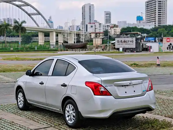 Nissan Sunny 2015