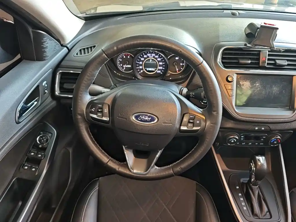 Ford Escort 2020 — фото 11