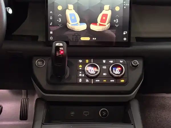 Land Rover Defender 2024