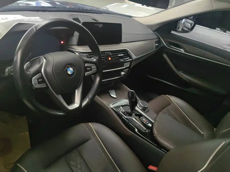 BMW 5 Series 2019 — фото 12