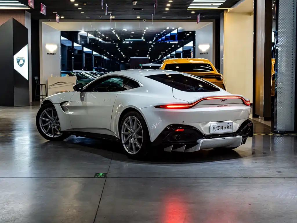 Aston Martin V8 Vantage 2019 — фото 4