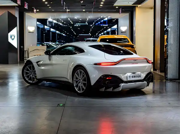 Aston Martin V8 Vantage 2019