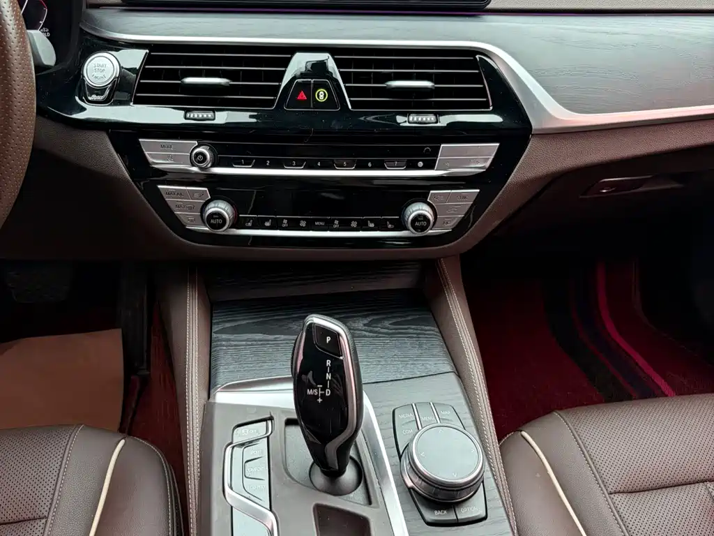 BMW 5 Series 2023 — фото 10