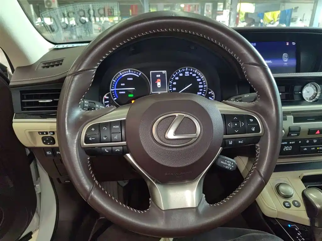 Lexus ES 2018 — фото 3