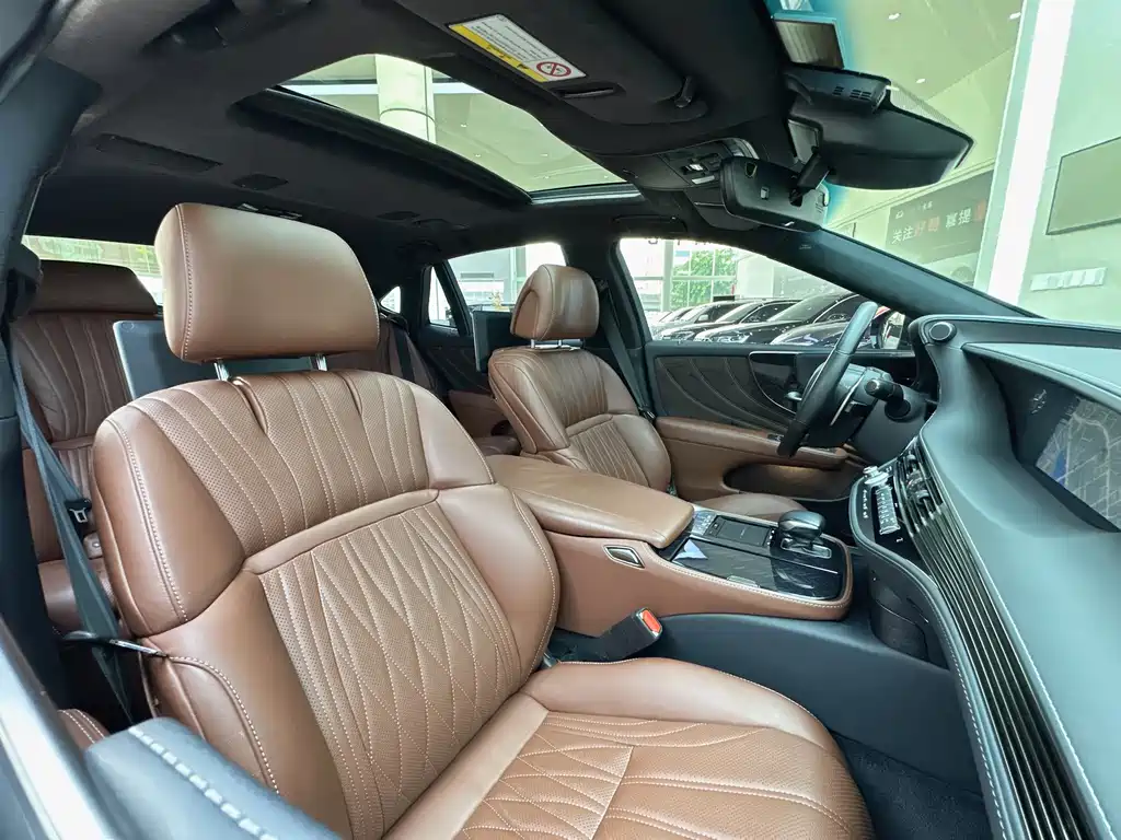 Lexus LS 2019 — фото 11