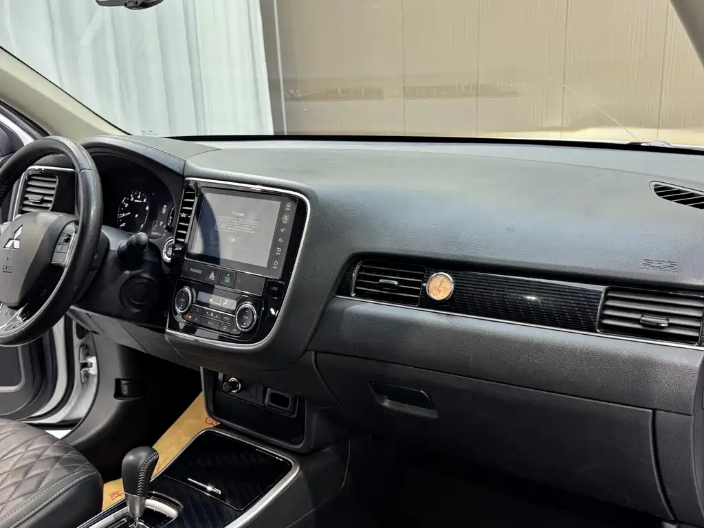 Mitsubishi Outlander 2022 — фото 13