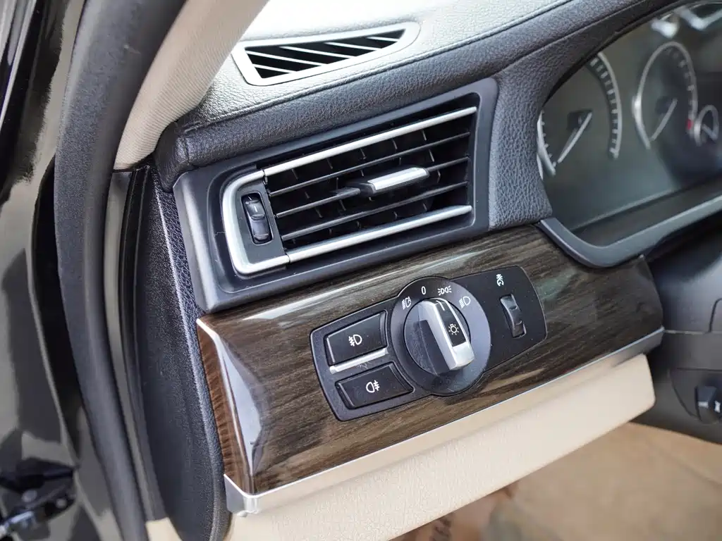 BMW 7 Series 2010 — фото 19