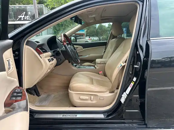 Toyota Crown 2012
