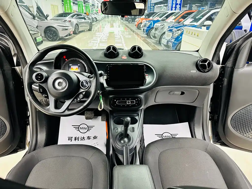 smart Fortwo 2018 — фото 17