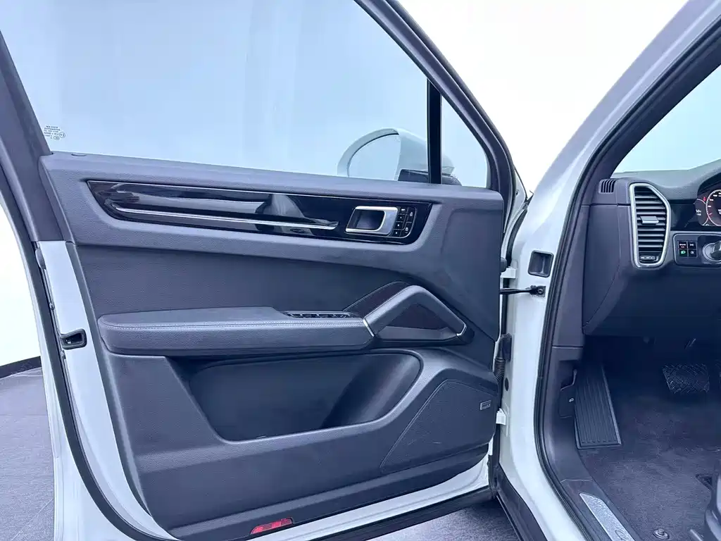 Porsche Cayenne 2021 — фото 17