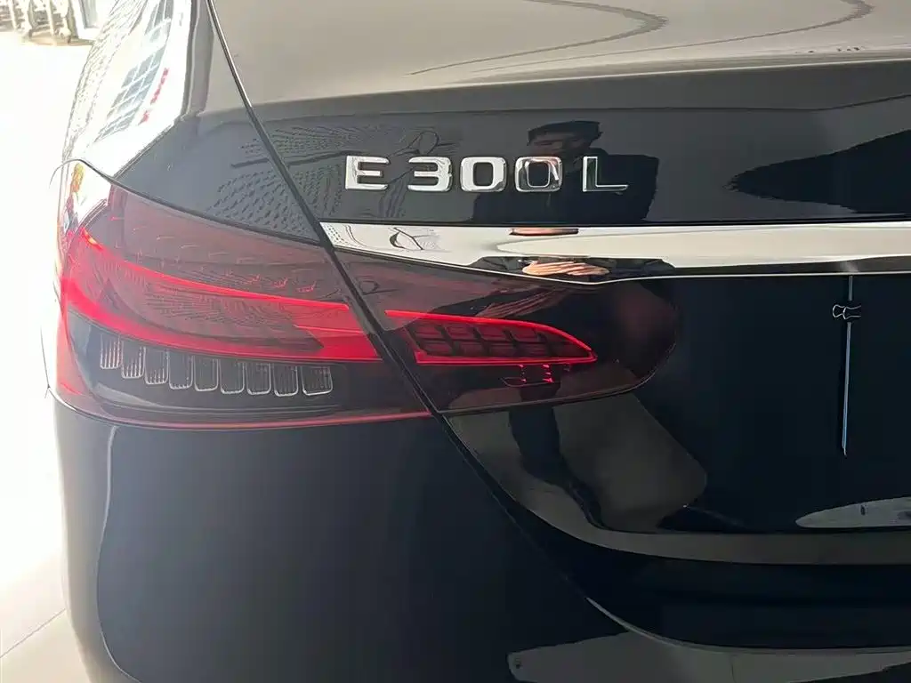 Mercedes-Benz E-Class 2022 — фото 10