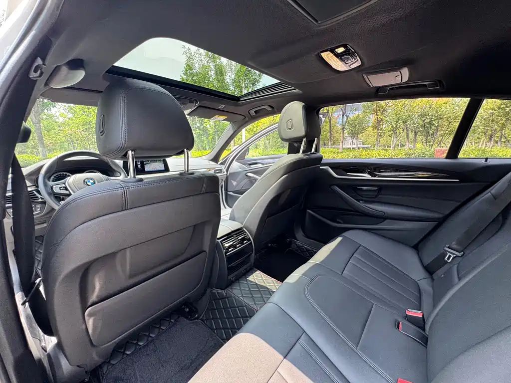BMW 5 Series 2018 — фото 13