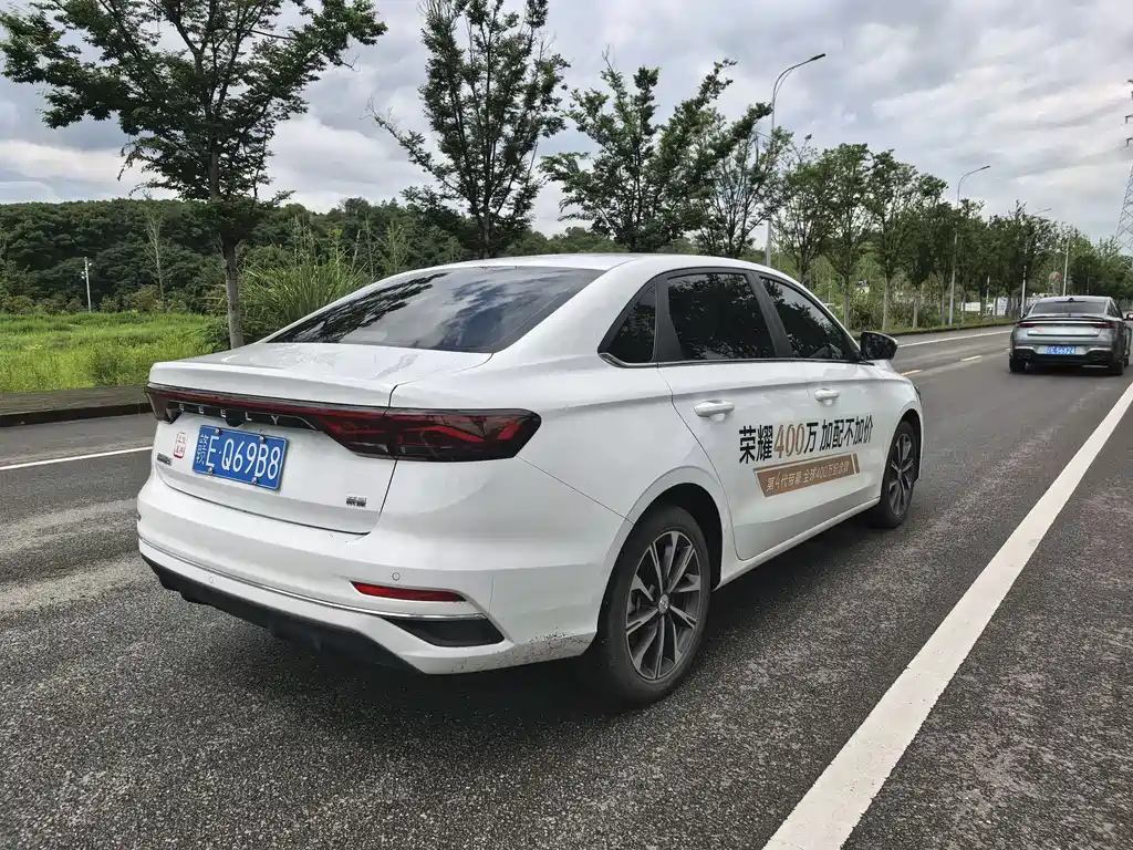 Geely Emgrand 2025 — фото 11
