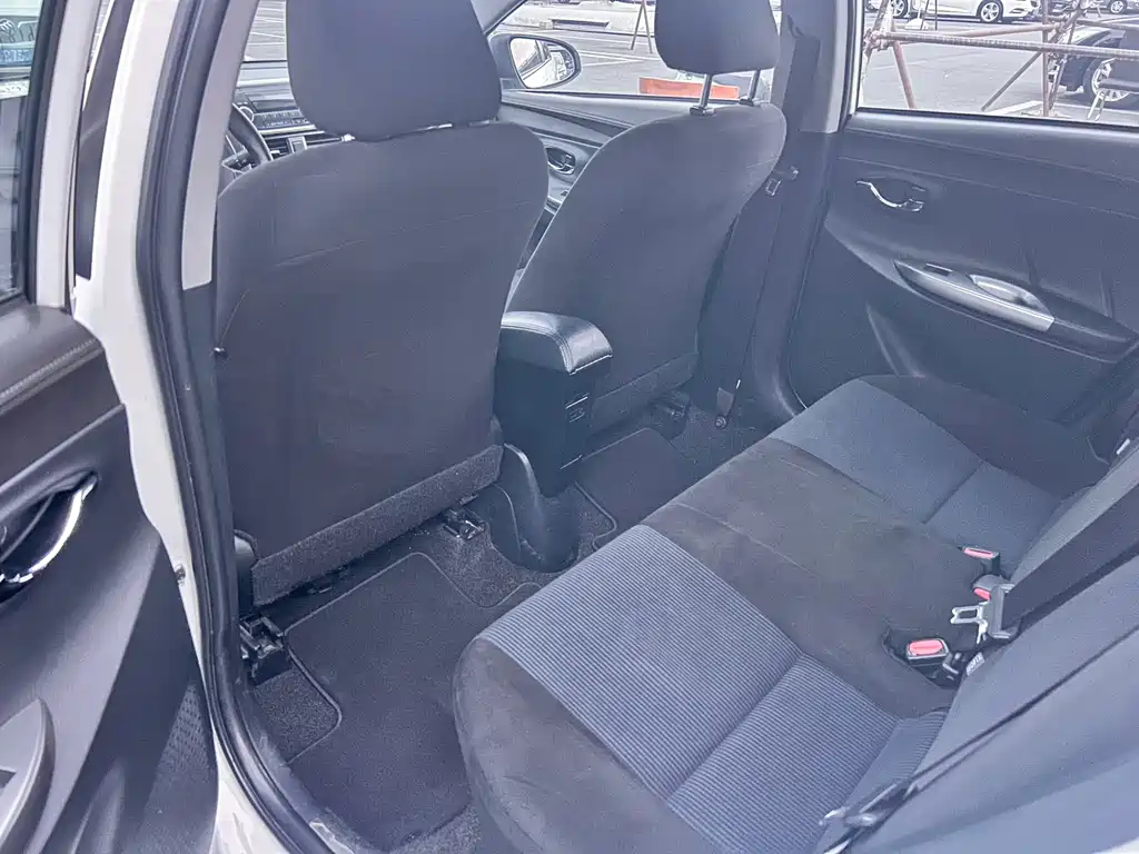 Toyota Yaris L 2015 — фото 12