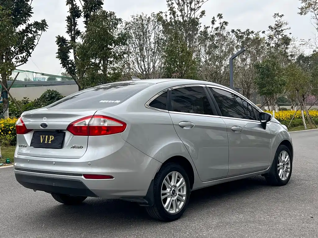 Ford Fiesta 2014 — фото 10