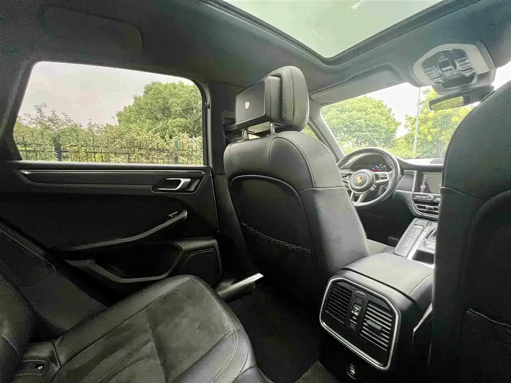Porsche Macan 2019 — фото 17